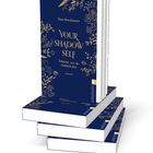 Aufschrift: "YOUR SHADOW SELF - Erkenne, wer du wirklich bist." Ein Stapel Bücher mit blauer, floraler Gestaltung.