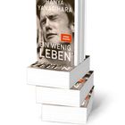 „Hanya Yanagihara, EIN WENIG LEBEN“, mit rotem „SPIEGEL Bestseller“-Aufkleber. Stapel von Büchern mit berührtem Gesicht.