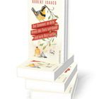 Auf einem Buchstapel steht "Der Sommer, in dem Henry die Tiere verstand und sein Herz verlor". Cover mit Vogelillustration.