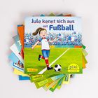 “Jule kennt sich aus mit Fußball”, Illustration eines Mädchens auf einem Fußballfeld. Logos: Carlsen, Pixi Bücher.