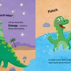 „Aber ich bin noch nicht müde!“, Platsch. Ein kleiner Dino rutscht von Mama in den See, Triceratops schläft nah.