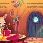 Text: „Zwischen duftenden Plätzchen...“ Dekorierte, gemütliche Weihnachtsumgebung mit Maus beim Geschenkeverpacken, Weihnachtsbaum.