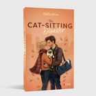 „Nellie Weisz, The Cat-Sitting Disaster“. Illustration: Ein Paar mit einer Katze, Herbstlaub fällt um sie herum.
