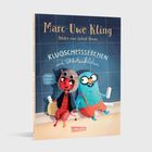 „Wuff, wuff, wuff!“, macht Klaus-Kathrin. Ein Hund sitzt auf einem Stuhl. Spielsachen und Futternapf liegen am Boden.