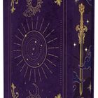 Verziertes violettes Buchcover, mit goldenen Sonnen- und Mondsymbolen und floralen Details, seitlich ein Schwert.