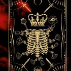 "Crowns of Nyaxia" zentral. Skelett mit Krone umgeben von Schwertern, Mohnblumen und roten Wolken. Goldenes, kunstvolles Design.