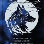 Text: "IN SEINER SEELE SCHLUMMERN DUNKLE GEHEIMNISSE." Illustration: Wolfskopf vor Vollmond und Ästen.