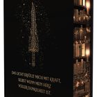 Text: "Das Licht erfüllt mich mit Kraft, selbst wenn mein Herz voller Dunkelheit ist." Verzierter Dolch auf dunklem Hintergrund.