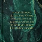 Text: "In dem Moment, als das erste Violette Gold aus der Erde gegraben wurde, hat die Welt jede Chance auf Frieden verwirkt."

Hintergrund: Dunkles, marmoriertes Grün mit goldenen Sternen und geometrischen Elementen. Unten steht "vorläufiges Cover".