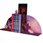 „SEMANTIC ERROR“ auf Büchern, bunte Buchreihe in einem stilvollen Rahmen mit Zeichnungen von Figuren in urbanen Szenen.