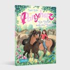 „Ponyherz: Ein Fohlen sucht eine Familie“ von Usch Luhn. Illustration mit Mädchen, Ponys und blühenden Pflanzen.