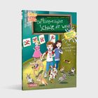 Links: Zwei Kinder laufen auf einem Schulhof. Rechts: Ein Hund mit Halstuch sitzt vor einem Tor.