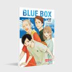"BLUE BOX 18 Genieße es" zeigt vier lächelnde, jugendliche Figuren vor einem blauen Himmel. Anime-Stil.
