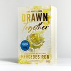 "Drawn Together" von Mercedes Ron. Eine gelbe Rose auf weißem Hintergrund, Text auf Deutsch und Englisch.