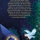 Text: Pina zieht mit Tanten aus der Hexenwelt in die Menschenwelt, wo Zaubern verboten ist. Sie trifft Mellie und lüftet Geheimnisse.

Illustration: Nachthimmel mit Mond, Sternen und Blättern.