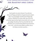 Der Text beschreibt das Abenteuer dreier Freunde und deren Roadtrip, verziert mit lila Ästen und Blättern.