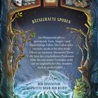„RÄTSELHAFTE SPUREN. Im Flüsterwald gibt es sprechende Tiere, Magie – und hinterhältige Fallen...“  
Fantastische Illustration mit Wald und Uhr.