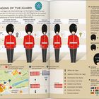 "Changing of the Guard" beschreibt den Wachwechsel am Buckingham Palace. Illustrationen von Soldaten in roten Uniformen mit Bärenfellmützen, einschließlich Details zu Insignien, Knöpfen und Gründungsjahren der Regimenter. Eine Karte und Grafiken erläutern die Anmarschroute und Choreografie. Informationen zur Herkunft und Bedeutung der Bärenfellmütze ergänzen das Bild.
