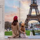 INHALT: Themen von "So benutzt du dieses Buch" bis "Bildnachweise". Zwei Menschen sitzen vor dem Eiffelturm bei Sonnenuntergang.