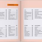 Inhalt mit Monaten und Seitenzahlen von Januar bis Dezember. Orte weltweit aufgelistet, z.B. Botswana, Nepal, Namibia, Marokko.