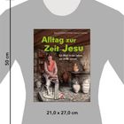 Text: "Alltag zur Zeit Jesu. Ein Blick in das Leben vor 2000 Jahren." Illustration: Person arbeitet mit Töpferwaren.