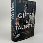 Buchtitel: "GIFTED & TALENTED". Autor: Olivie Blake. Untertitel: "Aufstieg und Fall einer magischen Familie". Cover mit Gemälde.