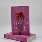 „SARAH LANGAN TRAD WIFE SIE HAT NUR AUF DICH GEWARTET“ auf rosa Buchcover, Buch auf einem weiteren Buch.