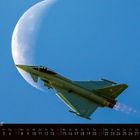 "Februar", "FLUG REVUE". Ein Kampfflugzeug fliegt vor einem großen Mond am blauen Himmel. Darunter ein Kalender.