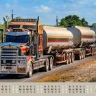 "Emerald" und "Road Train" auf einem großen Lastwagen. Kalender mit Januar 2027. Landschaft mit Bäumen im Hintergrund.