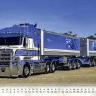 Ein blauer Lastwagen mit Aufschrift "TRIBUTE". Unten ist ein Kalender, freitags bis sonntags in Rot. Logo: "AMERICAN TRUCKS 01".