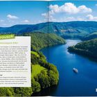 #Naturaussch; Nationalpark Eifel; Elektroboot im Nationalpark Eifel. Eine Flusslandschaft umgeben von grünen Hügeln.
