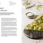 "ZUCCHINI-WRAP MIT KRÄUTERQUARK UND SALAT" steht oben. Rezeptbeschreibung und ein Bild von aufgeschnittenen Wraps auf Holzbrett.
