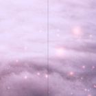 „Kapitel 1“ steht links mit einem dekorativen Zweig daneben, im Hintergrund sind Wolken und funkelnde Lichter.