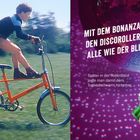 Text links: "BONANZA RAD". Rechts: "MIT DEM BONANZARAD ODER DEN DISCOROLLERN FLITZTEN ALLE WIE DER BLITZ UMHER." & "Später in der Rollerdisco jagte man damit dem Jugendschwarm hinterher." Links Kind auf orangem Fahrrad im Freien; rechts ein weißer Rollschuh vor Discohintergrund.