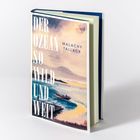 "DER OZEAN SO WILD UND WEIT" von Malachy Tallack. Buchcover zeigt ein Gemälde mit Meer und Küste bei Sonnenuntergang.