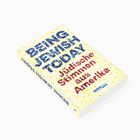 "BEING JEWISH TODAY, Jüdische Stimmen aus Amerika", auf einem hellen, mosaikartigen Buchcover.