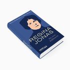 „Regina Jonas – Die erste Rabbinerin“ steht in gelber Schrift auf einem blauen Buchumschlag mit einer stilisierten Illustration.