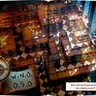 Text: "W.N.O, S.O.S.O. Wohin führt der Kompass die Scouts? Was entdecken sie dort?" Illustration eines Labyrinths mit Regalen.