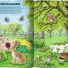 "Auf der Obstbaumwiese". Kaninchen, Eulen, Vögel, Bienen und Schmetterlinge tummeln sich in einer grünen, lebendigen Landschaft.