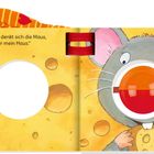 „Wär doch nur“, denkt sich die Maus, „dieser Käse hier mein Haus.“ Kleine Maus mit roter Nase hält Käse.