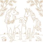 Zwei lächelnde Einhörner mit Blumen und Herzen, umgeben von Bäumen und Pilzen in einer einfachen Illustration.