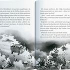 Zwischen zwei Seiten taucht ein Tauchfahrzeug im Meer. Es umgeben Fische und Korallen in Schwarz-Weiß-Illustration.