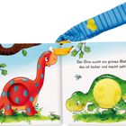 "Der Dino sucht ein grünes Blatt, das ist lecker und macht satt." Zwei bunte Dinos neben einem Baum mit Pflanzen.