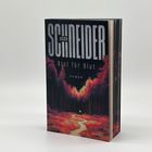 Aufrecht stehender Roman "Blut für Blut" von Anna Schneider. Cover zeigt einen rot gefärbten Wald mit geschwungenem Pfad.