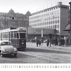 Der Text auf einem Kalender zeigt Januar. Eine historische Straßenszene mit Straßenbahn, VW Käfer und vielen Fußgängern.