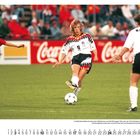 Januar, kicker. Drei Fußballerinnen im Spiel. Eine läuft, eine kickt den Ball, eine in Rot verteidigt.