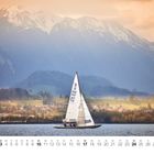 Kalender für Januar, darunter Daten. Segelboot vor Bergen und See, im Hintergrund eine kleine Stadt.