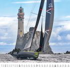 "Italienische Segelnummer 51001. Vorne ein Segelboot vor einem Leuchtturm auf einem felsigen Küstenabschnitt."