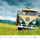 Unten: Datum mit fettgedruckter 1. Ein VW-Bus mit geöffneter Tür steht auf einem grünen Feld unter bewölktem Himmel.