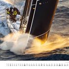 Kalender Januar, Segelboot auf stürmischer See mit Besatzung in gelben Jacken, Bug pflügt durch Wellen.